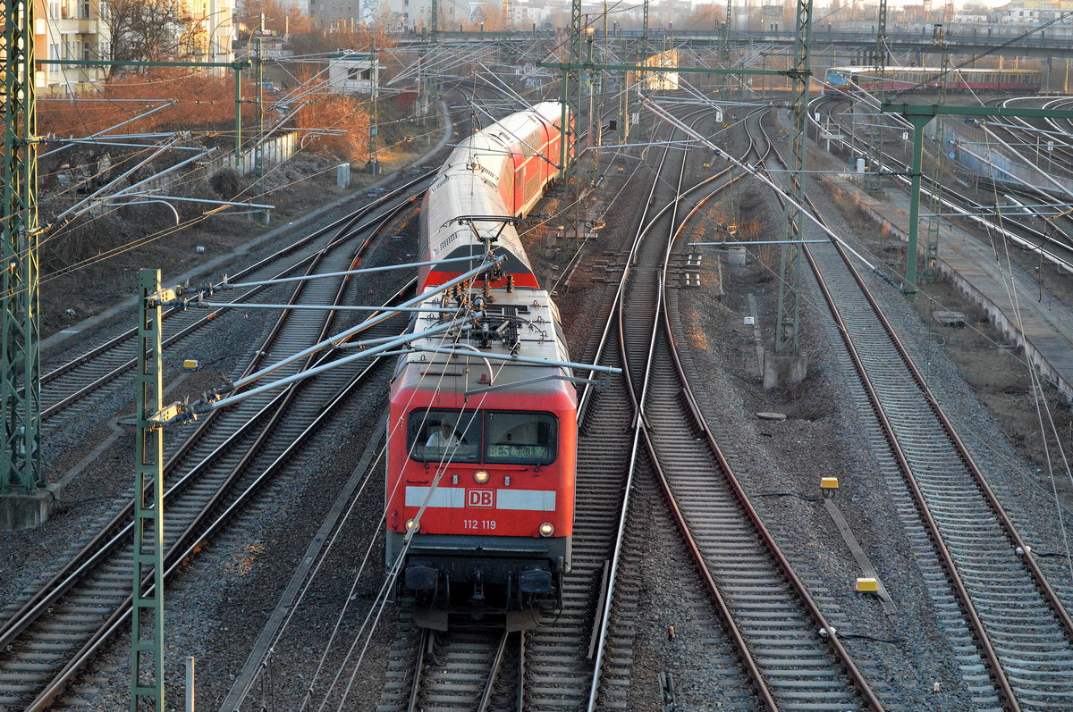 RE5 nach Rostock mit 112 119 am 15.02.17 Berlin Borholmer Str.