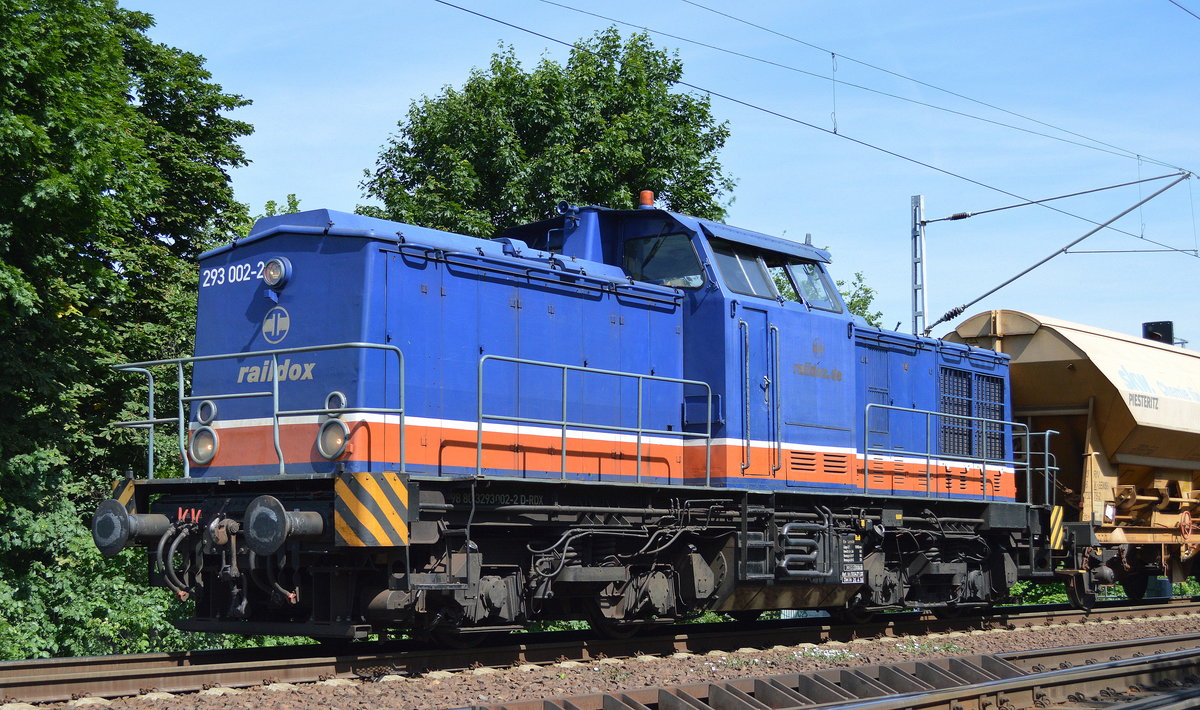 Recht erstaunlich da diese V 100 wohl eher für Rangier- oder Übergabefahrten konzipiert ist, hier Raildox  293 002-2  [NVR-Nummer: 98 80 3293 002-2 D-RDX, LEW Bj.1981] mit Ganzzug gedeckter Schüttgutwagen auf Fernfahrt, auch wenn die Wagen leer waren wohl eher eine Notlösung am 15.06.17 Berlin-Wuhlheide.