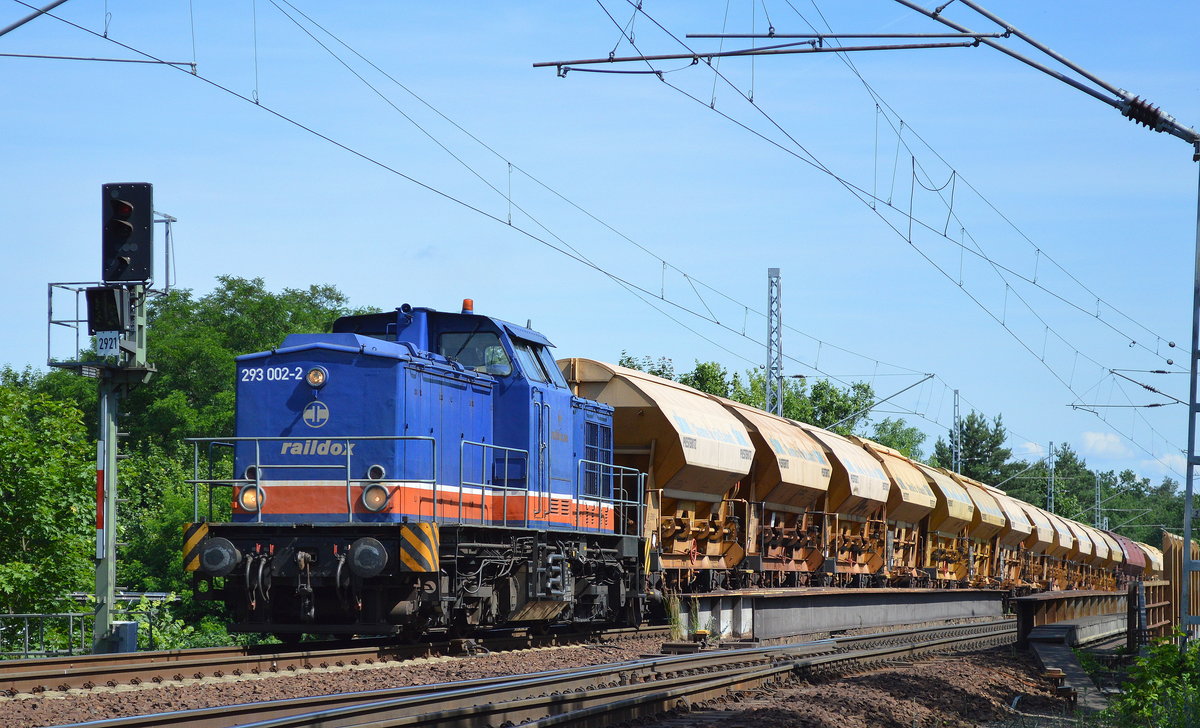 Recht erstaunlich da diese V 100 wohl eher für Rangier- oder Übergabefahrten konzipiert ist, hier Raildox  293 002-2  [NVR-Nummer: 98 80 3293 002-2 D-RDX, LEW Bj.1981] mit Ganzzug gedeckter Schüttgutwagen auf Fernfahrt, auch wenn die Wagen leer waren wohl eher eine Notlösung am 15.06.17 Berlin-Wuhlheide.