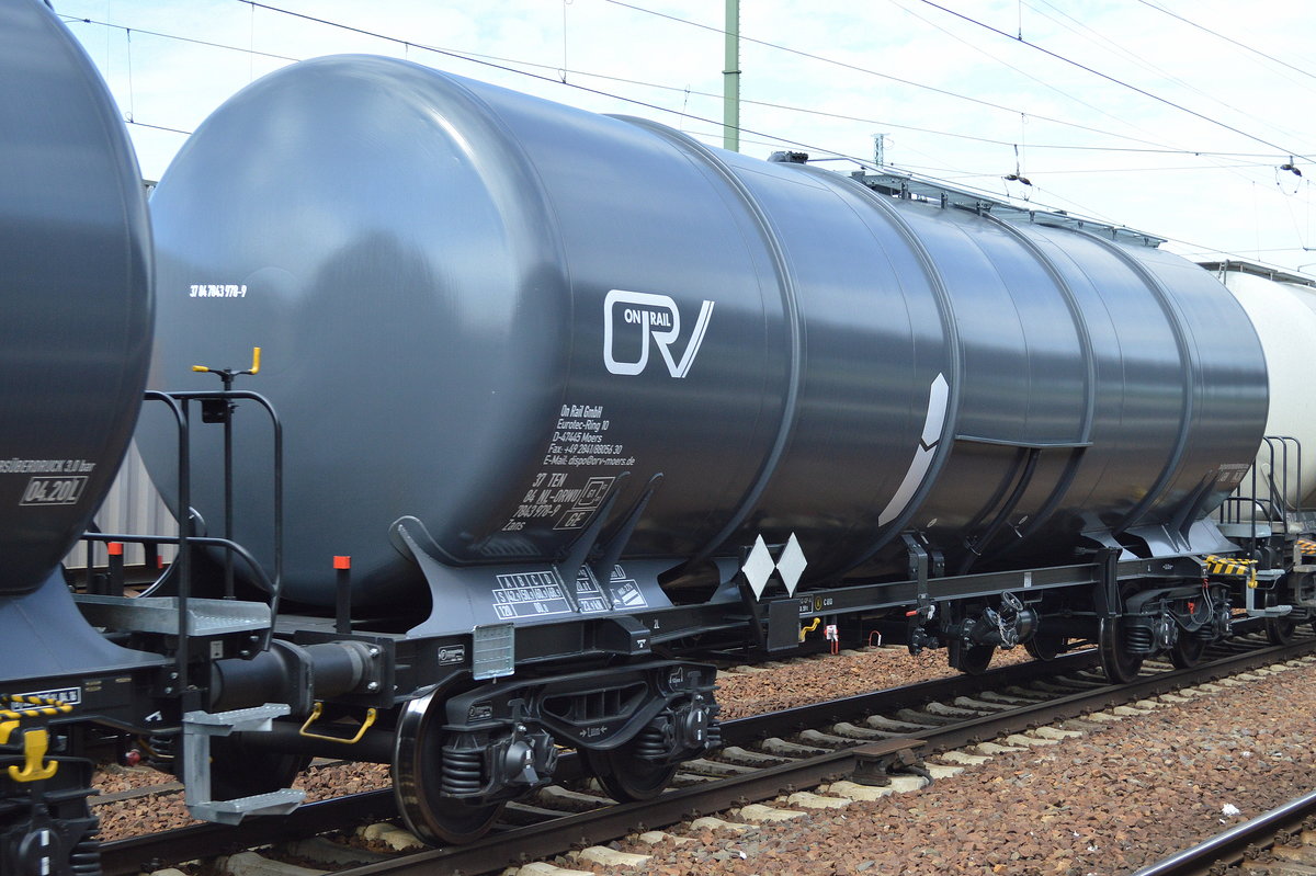 Recht neu ausschauender Kesselwagen vom Einsteller On Rail mit niederländischer Registrierung mit der Nr. 37 TEN 84 NL-ORWU 7843 978-9 Zans GE am 13.07.16 Bf. Flughafen Berlin-Schönefeld.