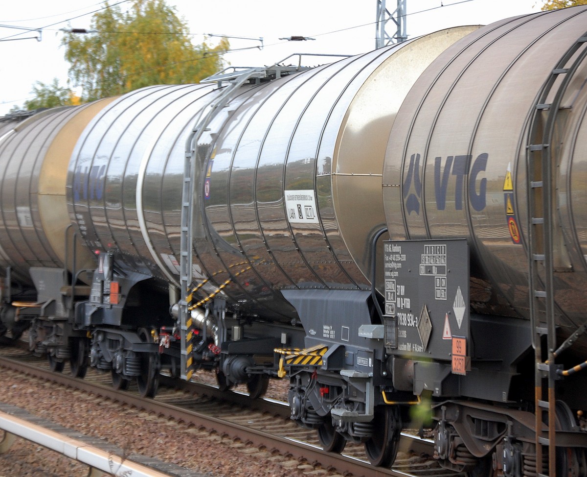 Recht neu aussehende Kesselwagen vom Typ Zacens (33 RIV 80 D-VTGD 7838 ???.?) vom Wageneinsteller VTG in Hamburg f�r den Transport lt.Gefahrstofftafel 99/3257 f�r den Transport von erw�rmten fl��sigen Stoffen, 07.10.13 Berlin-Karow.