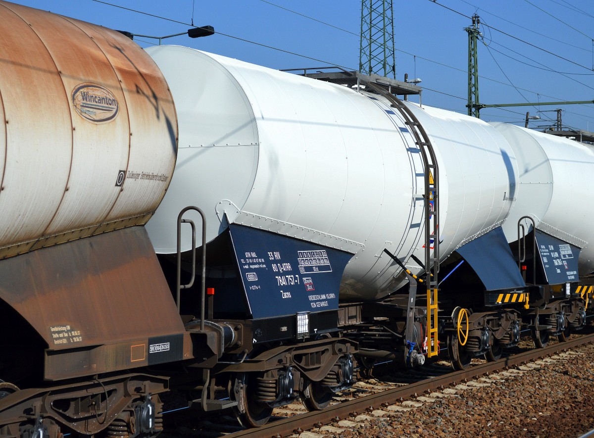 Recht neu aussehender Knickkesselwagen vom Einsteller ATIR RAIL f�r Kreideschlamm (Kein Gefahrgut) mit der Nr. 33 RIV 80 D-ATRR 7841 757-7 Zacns am 12.10.15 Bhf. Flughafen Berlin-Sch�nefeld. 