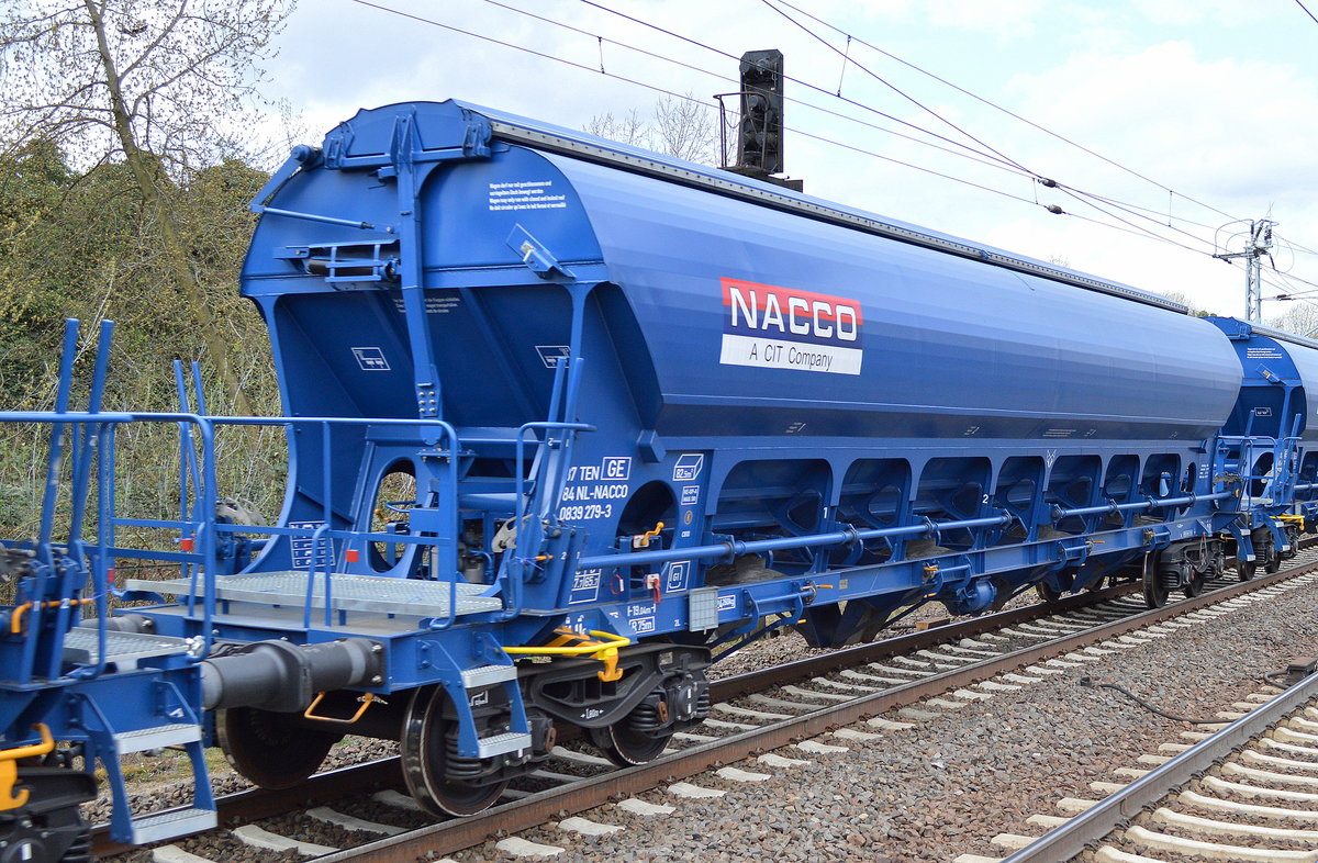 Recht neue Drehgestell-Schüttgutwagen mit Schwenkdach und dosierbarer Schwerkraftentladung vom Einsteller NACCO mit niederländischer Registrierung, im Bild der Wagen mit der Nr. 37 TEN 84 NL-NACCO 0839 279-3 Tadns am 07.04.16 Berlin-Hohenschönhausen.