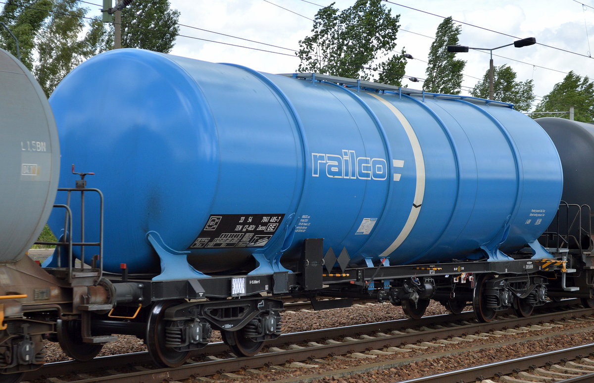 Recht neuer blauer Kesselwagen vom Einsteller RAILCO,a.s. aus Tschechien mit der Nr. 33 TEN 54 CZ-RCO 7841 485-7 Zacns (GE) am 06.07.16 Bf. Flughafen Berlin-Schönefeld.