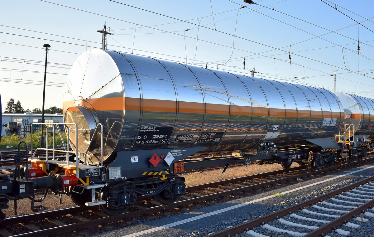 Recht neuer polnischer Druckgaskesselwagen der Fa. PCC Rokita S.A. mit der Nr. 33 TEN 51 PL-PCCR 7809 000-7 Zagns (GE) für die Befüllung mit Ethylenoxid mit Stickstoff bis zu einem höchstzulässigen Gesamtdruck von 1 MPa (10 bar) bei 50 °C siehe UN-Nr.: 263/1040 in einem gemischten Güterzug am 19.06.25 Höhe Bahnhof Senftenberg.