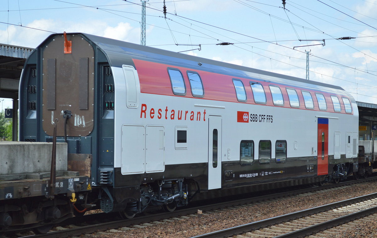 Recht überraschend fand am späten Nachmittag diese Überführung aus dem Bombardier-Werk Hennigsdorf statt, ein einzelner Doppelstock-Wagen für den neuen Twindexx Swiss Express der Schweiz, ein Restaurant-Wagen mit der Nr. WRB 94 85 6 502 001-3 CH-SBB gezogen von der DB 185 043-7 am 14.06.16 Bf. Flughafen Berlin-Schönefeld.