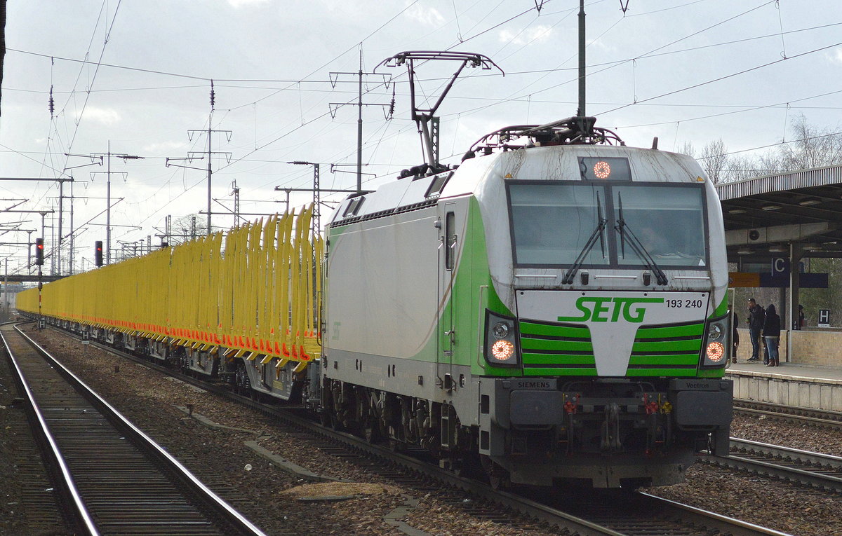 Regelmäßig ist im Moment die SETG mit 193 240-9 und Holztransportzügen unterwegs, hier Leerfahrt wahrscheinlich Richtung Rostock, 21.02.17 Bf. Flughafen Berlin-Schönefeld.