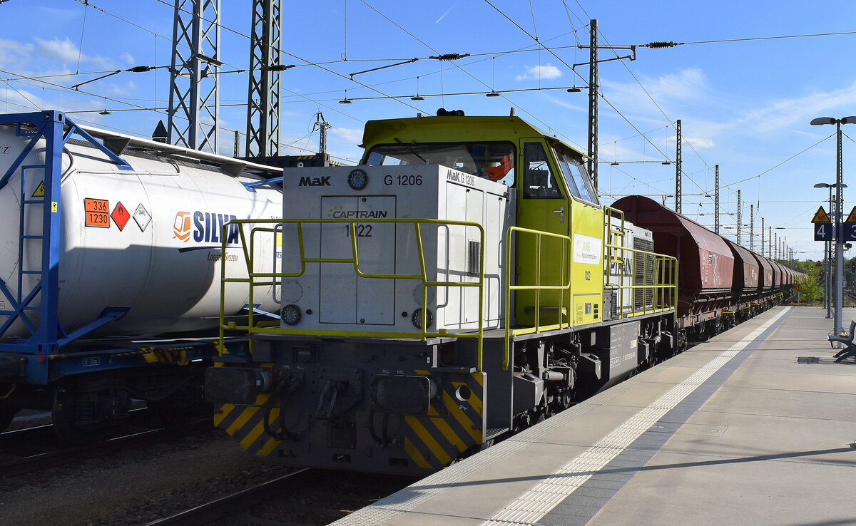 Regiobahn Bitterfeld Berlin GmbH, Bitterfeld [D] mit ihrer MaK G 1206 Lok  1022  [NVR-Nummer: 92 80 1275 801-9 D-RBB] und einem Güterzug Schüttgutwagen mit Schwenkdach am 07.05.25 Durchfahrt Bahnhof Ruhland.