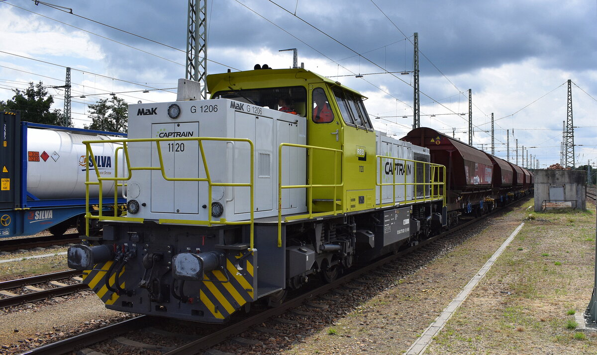 Regiobahn Bitterfeld Berlin GmbH, Bitterfeld [D] mit der angemieteten Mak G 1206 Lok  1120  [NVR-Nummer: 92 80 1275 820-9 D-RBB] und einem Ganzzug Schüttgutwagen mit Schwenkdach am 30.07.25 Durchfahrt Bahnhof Ruhland.