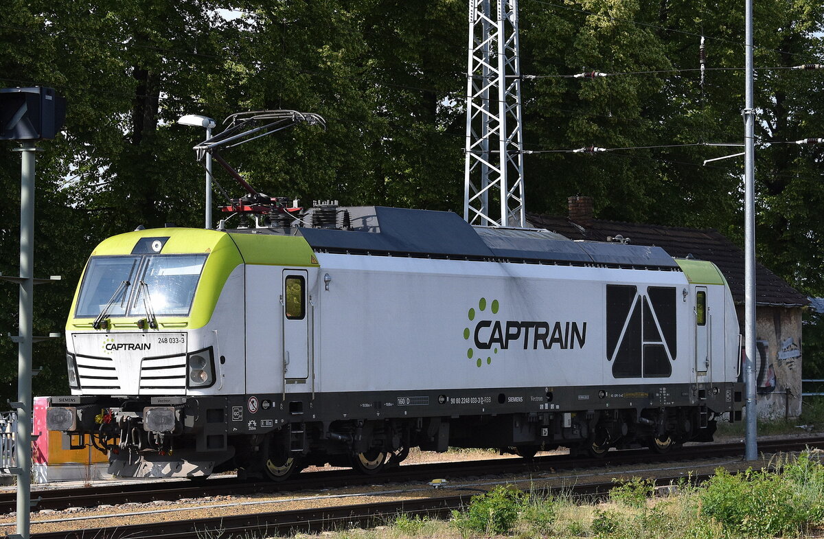 Regiobahn Bitterfeld Berlin GmbH, Bitterfeld-Wolfen [D] mit der Vectron Dual Lok  248 033  [NVR-Nummer: 90 80 2248 033-3 D-RBB] am 17.06.25 Höhe Bahnhof Ruhland.