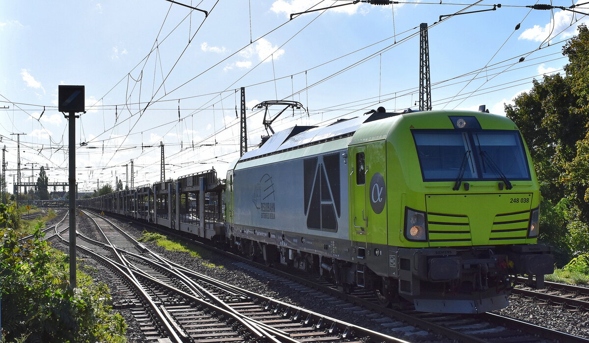 Regiobahn Bitterfeld Berlin GmbH, Bitterfeld-Wolfen [D] mit der geleasten Alpha Trains Vectron Dual Lok  248 038  [NVR-Nummer: 90 80 2248 038-2 D-RBB] und einem PKW-Transportzug (leer) Richtung Falkenberg/Elster am 15.09.25 Höhe Bahnhof Magdeburg-Neustadt.