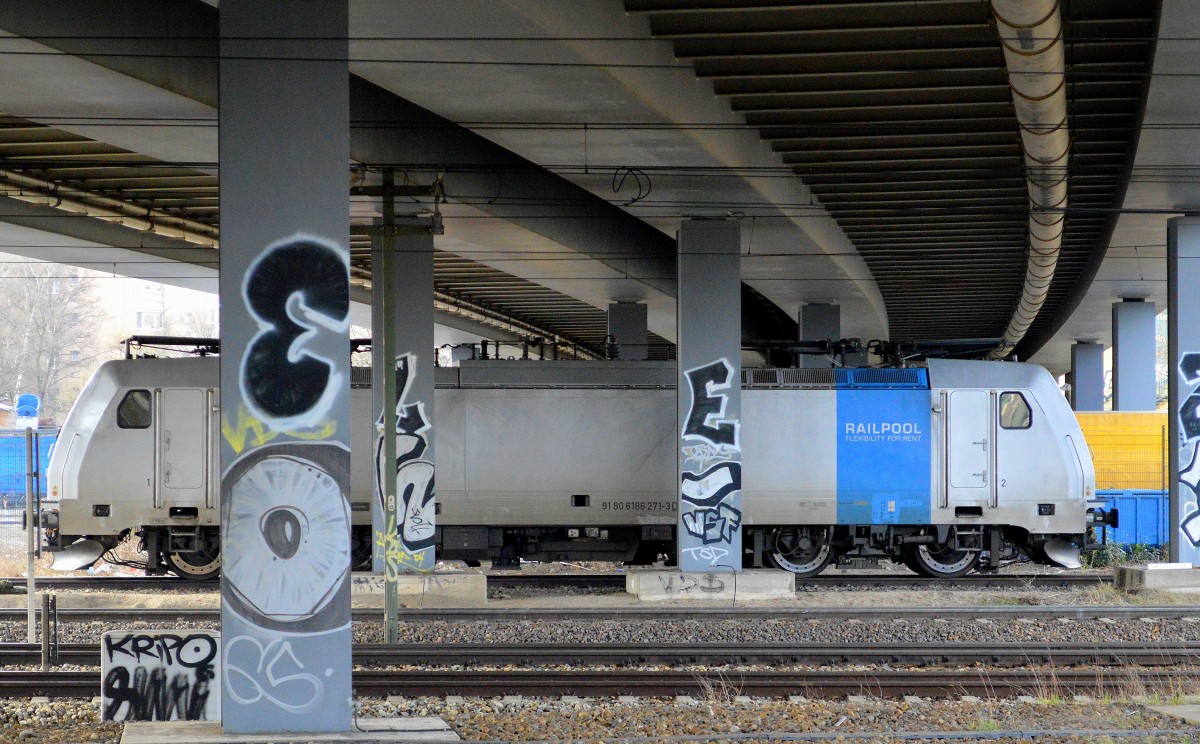 Reines Belegbild da man mal wieder eine Lok mitten unter der Berliner Putlitzbrücke abgestellt hat, diesmal pausierend die an HSL vermietete Railpool Lok 186 271-3 am 07.04.15 gegenüber dem Berliner Westhafen um baldig einen Kesselwagenzug vom Tanklager zu übernehmen. 