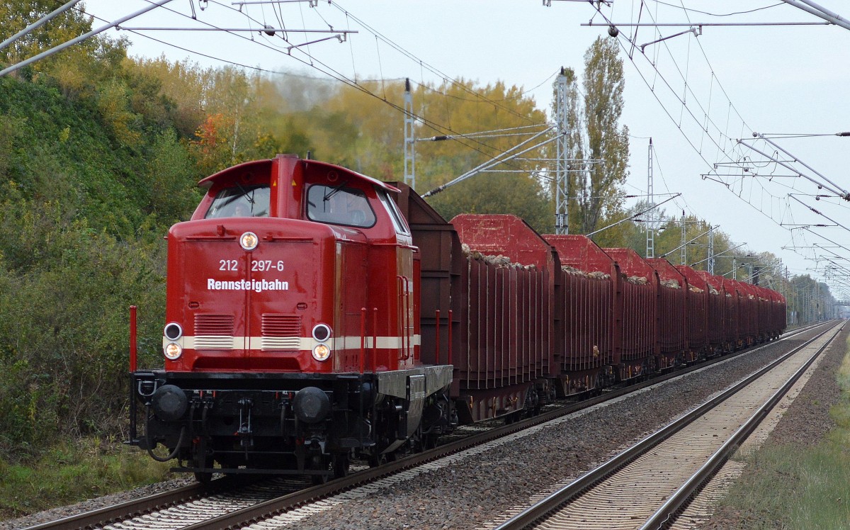 Relativ neu im Fuhrpark der Rennsteigbahn, die 212 297-6  Caro  von Alstom übernommen wohl seit März diesen Jahres. Hier kommt sie mit firmeneigenen Drehgestell-Rungenwagen mit Stammholz beladen am 10.10.14 Berlin Hohenschönhausen entlanggefahren.