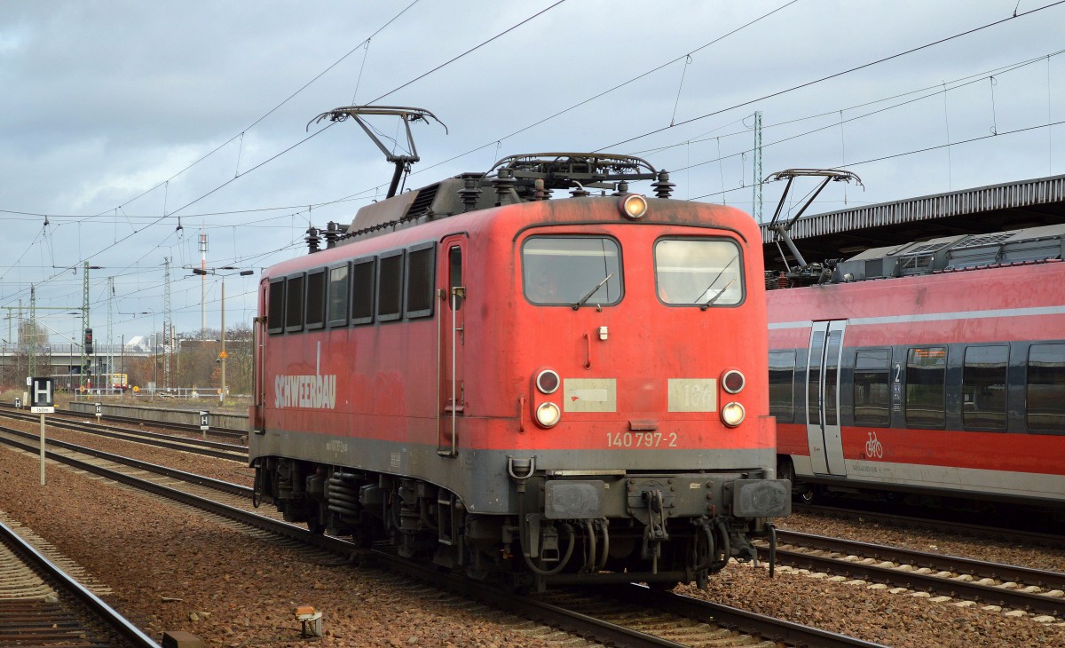 Relativ neu im privaten Verkehr, diese 140 797-2 (91 80 6140 797-2 D-LDS) wird von der Fa. Logistik Dienstleistung und Service GmbH betrieben und verkehrt, siehe auch seitliches Logo f�r die Fa. Schweerbau um deren Fuhrpark zu transportieren, 01.12.15 Bhf. Flughafen Berlin-Sch�nefeld.