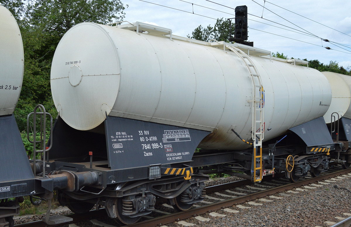 RElativ neuer Knickkesselwagen vom Einsteller ATIR RAIL mit deutscher Registrierung mit der Nr. 33 RIV 80 D-ATRR 7841 999-5 Zacns Kreideschlamm (Slurry) Kein Gefahrgut am 05.08.17 Berlin-Hohenschönhausen.