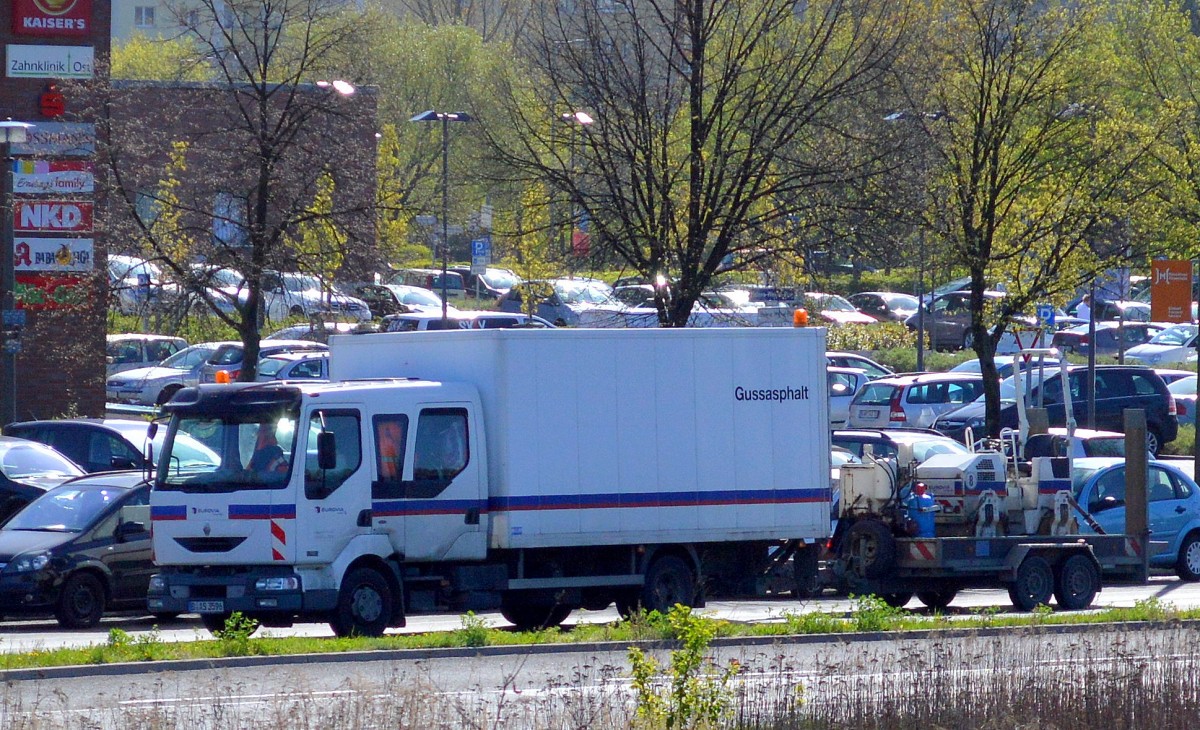 Renault Firmentransporter mit Kastenaufbau mit der Aufschrift Gussasphalt der der Baufirma EUROVIA mit Hänger mit kleiner Tandemwalze beladen am 15.04.14 Berlin-Marzahn.