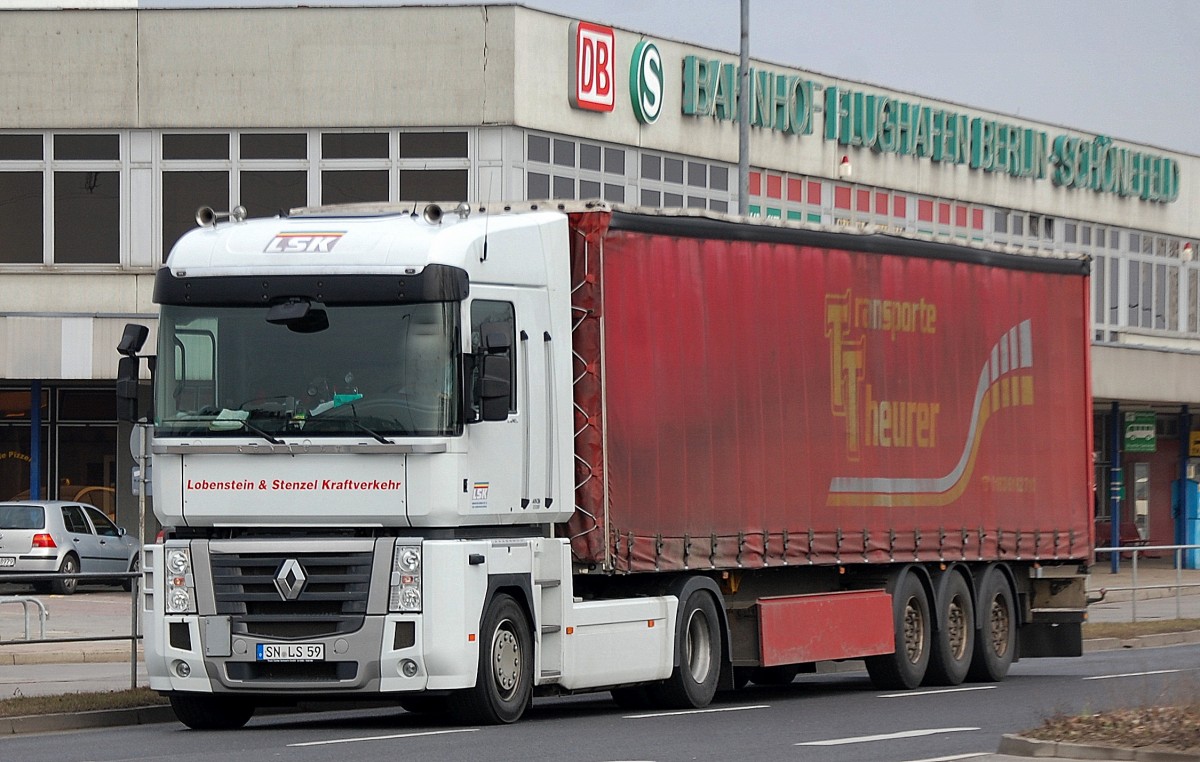 Renault Magnum 420 PS Zugmaschine der4 Sped. LSK mit Transporte Theurer Auflieger am 04.03.14 Berlin-Schönefeld.