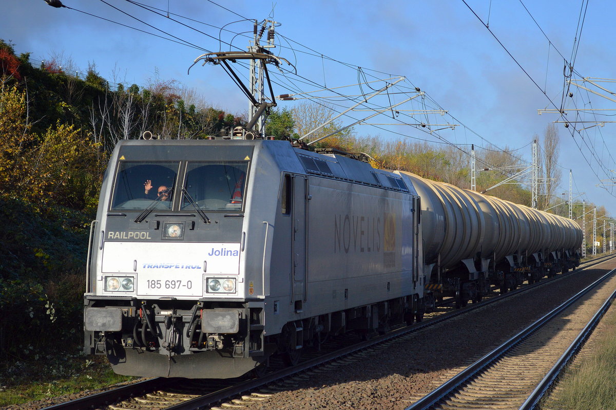 Retrack GmbH & Co. KG mit der Railpool-Lok 185 697-0  Jolina  und einigen Kesselwagen (Propylenoxid) am 17.11.17 Bf. Berlin-Hohenschönhausen. Viele Grüße an den Tf !!!!