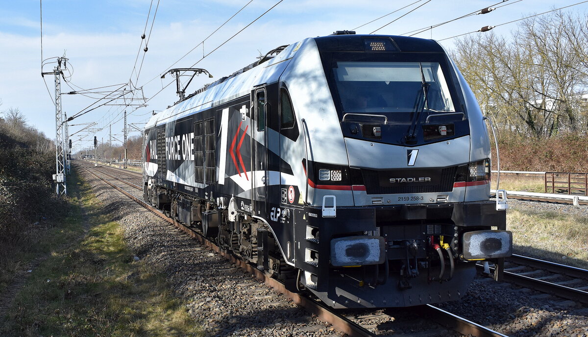 RFO - Rail Force One B.V., Rotterdam [NL] mit der geleasten Eurodual Lok  2159 258-3  [NVR-Nummer: 90 80 2159 258-3 D-ELP] am 07.03.25 Höhe Bahnhof Berlin Hohenschönhausen. 