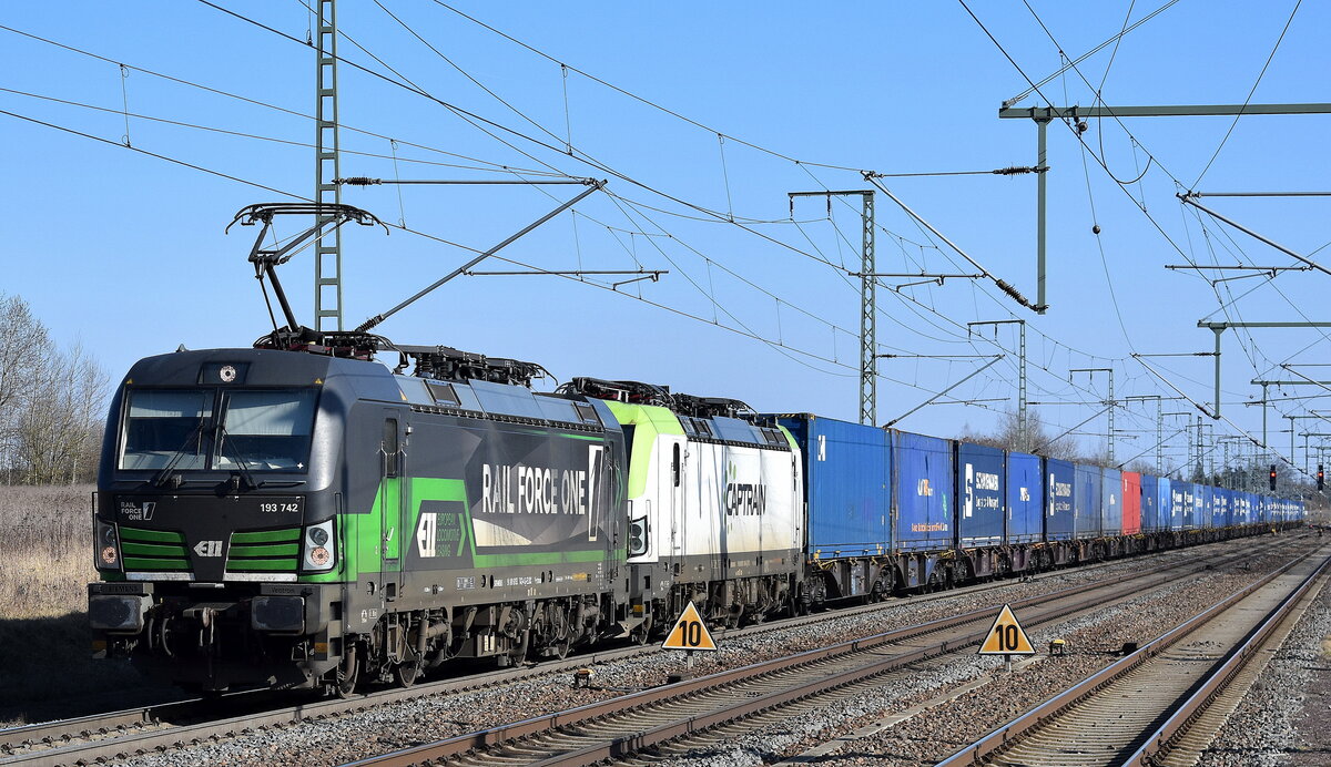 RFO - Rail Force One B.V., Rotterdam [NL] mit der geleasten ELL Vectron   193 742  [NVR-Nummer: 91 80 6193 742-4 D-ELOC] + überraschend ITL Vectron  193 784-6  [NVR-Nummer: 91 80 6193 784-6 D-ITL] und Containerzug am Haken am 20.03.25 Höhe Bahnhof Rodleben.