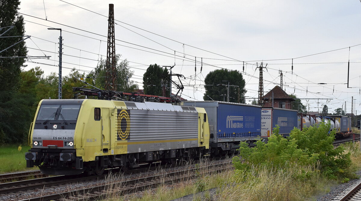 RFO - Rail Force One B.V., Rotterdam [NL] it der geleasten BRCE Dispo Lok  ES 64 F4-205   [NVR-Nummer: 91 80 6189 205-8 D-DISPO] und einem KLV-Zug am 08.08.25 Höhe Bahnhof Frankfurt/Oder Richtung Europabrücke (Polen).