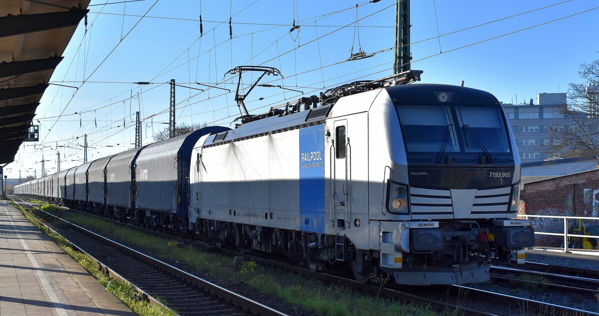 RFO - Rail Force One B.V., Rotterdam [NL] mit der recht neuen geleasten Railpool Vectron  7193 905  [NVR-Nummer: 91 80 7193 905-5 D-Rpool] und einem Coilzug am 06.11.25 Höhe Bahnhof Magdeburg-Neustadt.