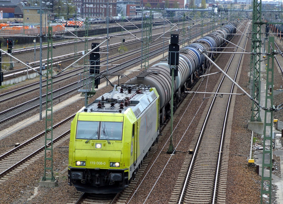 RHC 119 008-0 mit Kesselwagenzug am 22.04.15 Berlin-Beusselbr�cke.