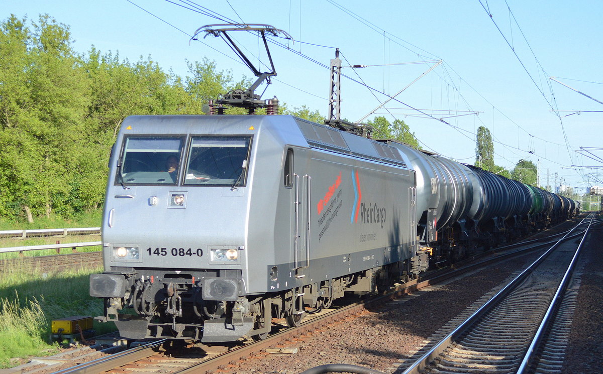 RHC 145 084-0 mit Kesselwagenzug am 01.06.17 Bf. Berlin-Hohenschönhausen. 