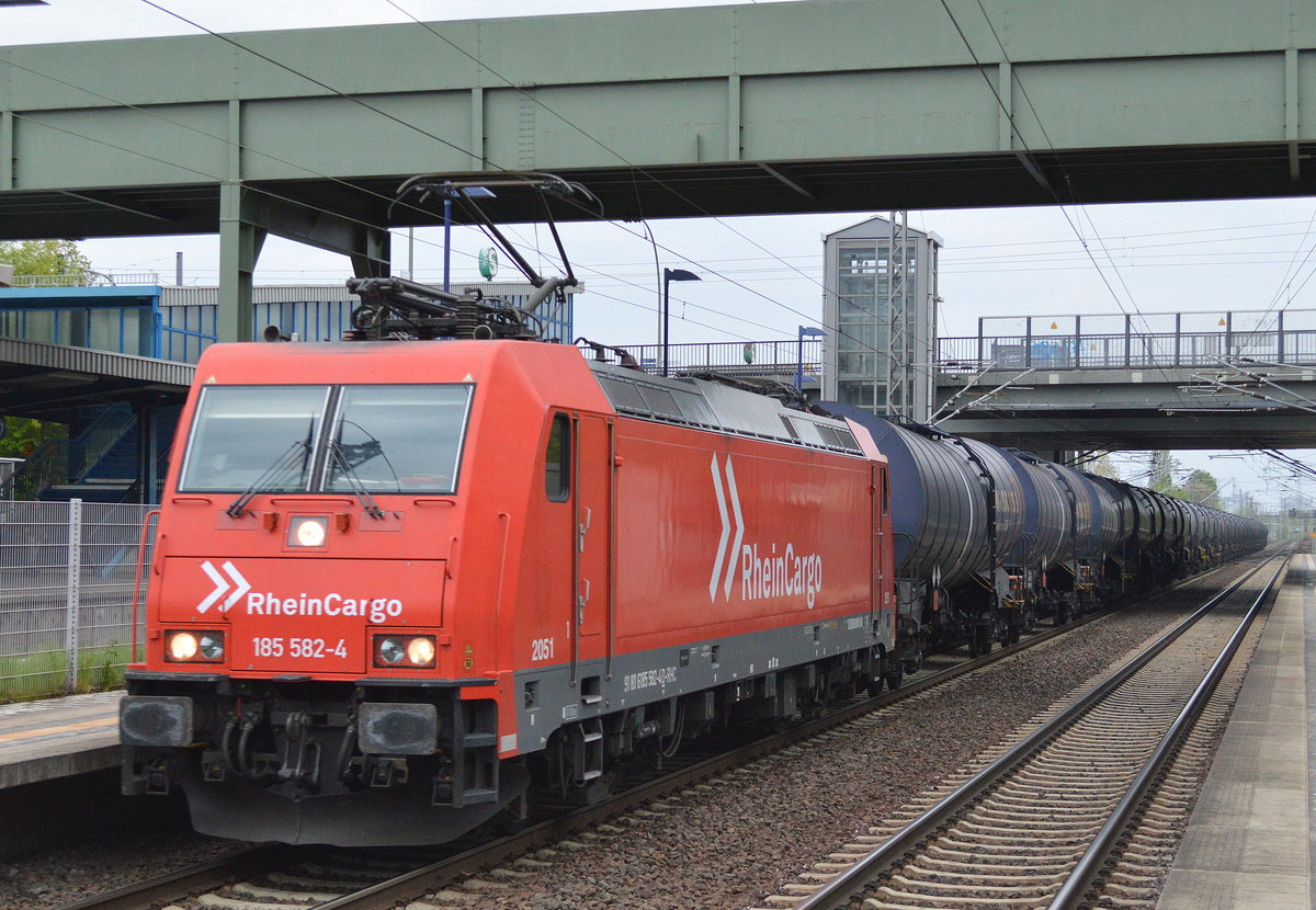 RHC 185 582-4 mit Kesselwagenzug (leer) Richtung Stendell am 01.05.17 Durchfahrt Bf. Berlin-Hohenschönhausen.