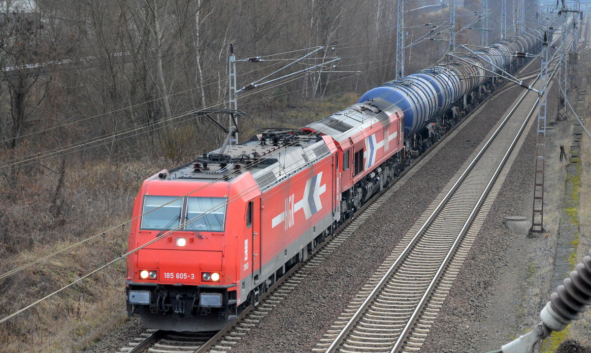 RHC 185 605-3 mit RHC Class 66 und Kesselwagenzug am Haken Richtung Stendell am 13.12.16 Berlin Außenring Höhe Berlin-Marzahn. 