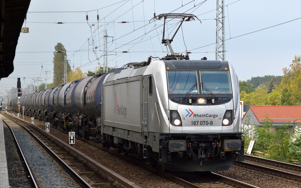 RHC 187 070-8 mit einem Heizoelkesselwagenzug am 26.09.17 Berlin-Karow.