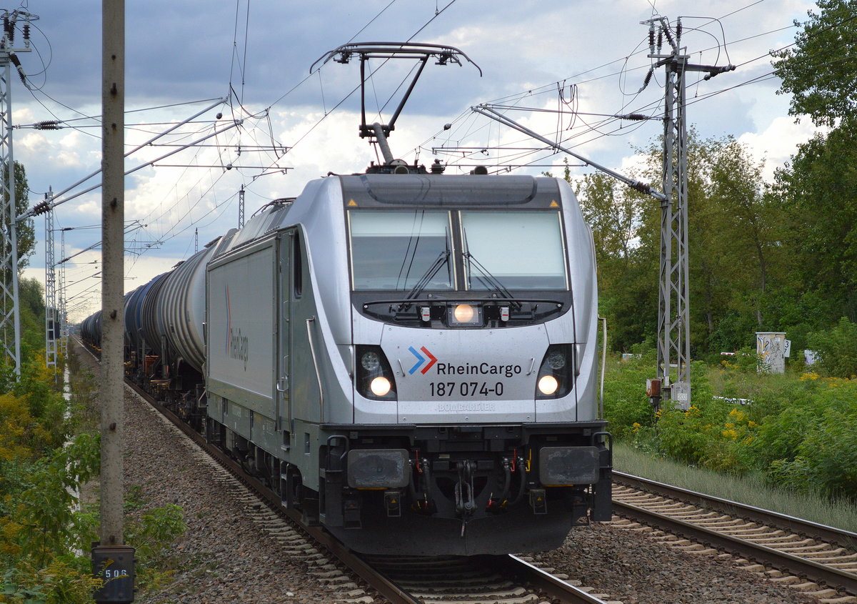 RHC 187 074-0 mit Kesselwagenzug am 03.09.17 Bf. Berlin-Hohenschönhausen.