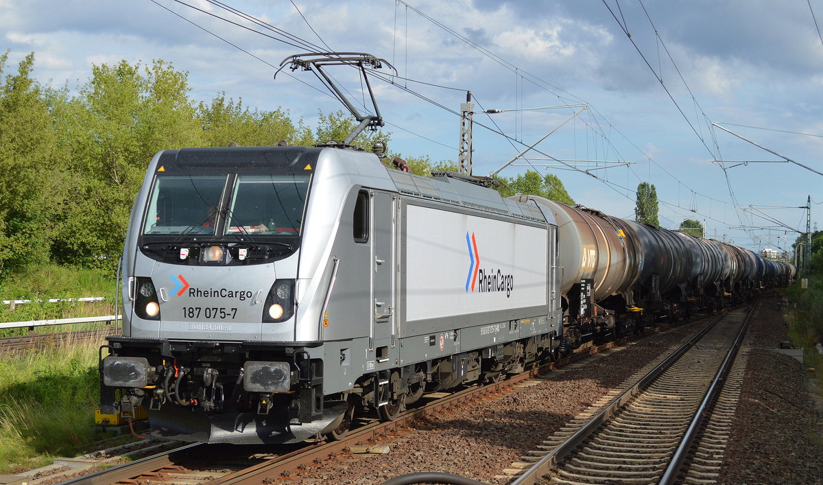 RHC 187 075-7 hat einen leeren Kesselwagenzug Industrieübergabe Nordost abgeholt, 23.07.17 Durchfahrt Bf. Berlin-Hohenschönhausen.