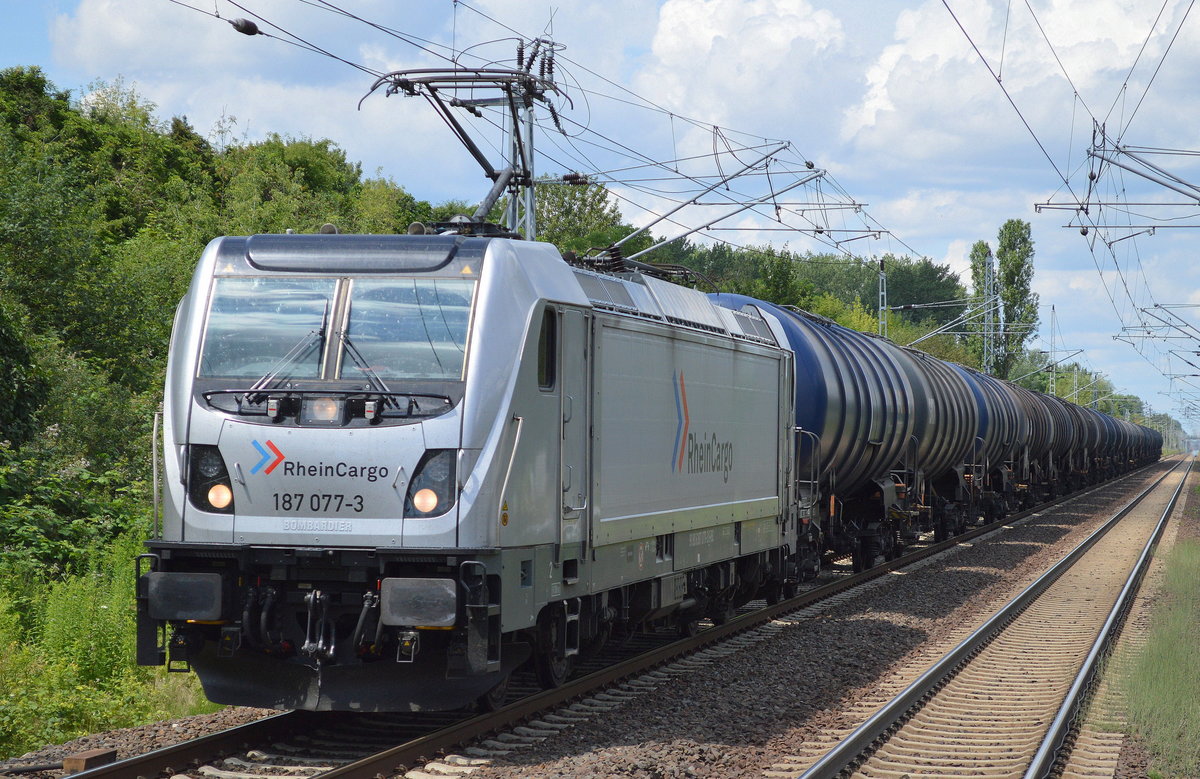 RHC 187 077-3 mit Kesselwagenzug am 06.07.17 Berlin-Hohenschönhausen.