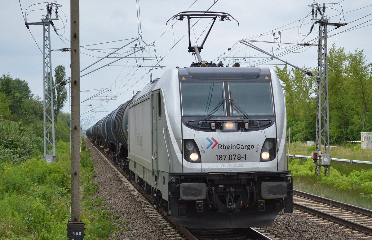 RHC 187 078-1 mit Kesselwagenzug am 23.06.17 Berlin-Hohenschönhausen.