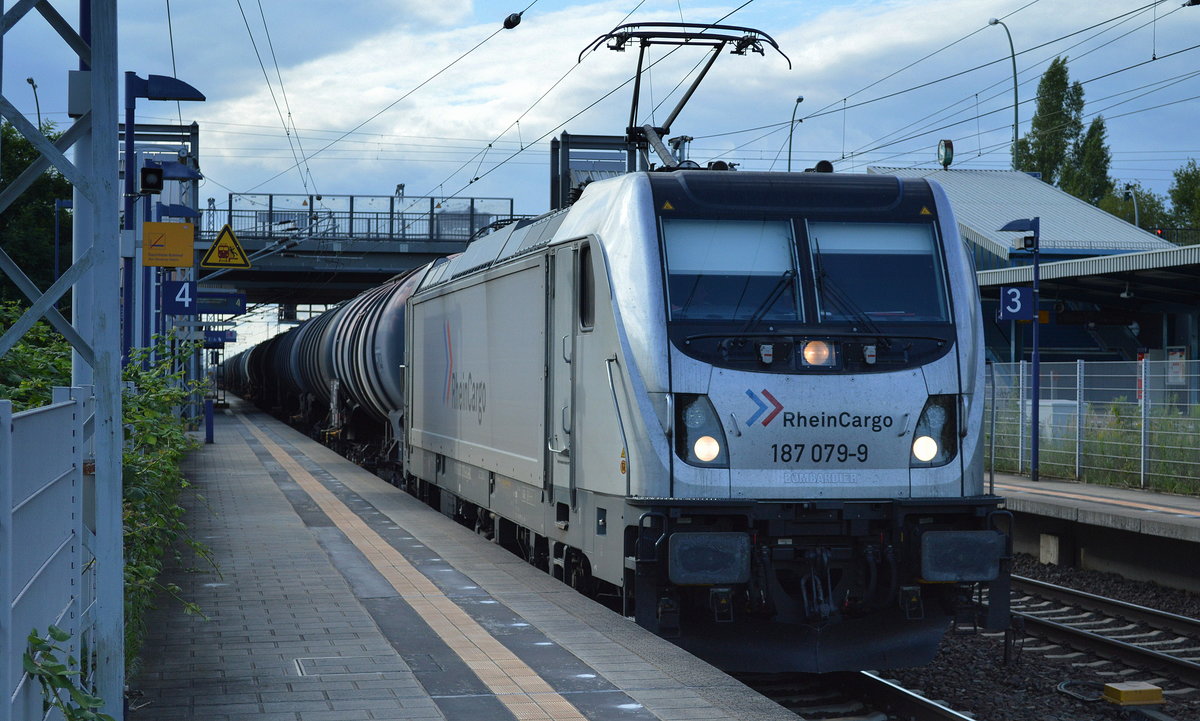 RHC 187 079-9 mit Kesselwagenzug am 29.07.17 Bf. Berlin-Hohenschönhausen.