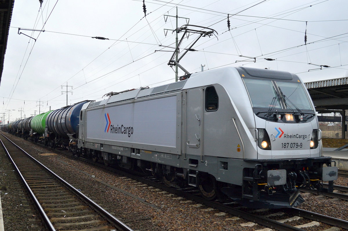RHC 187 079-9 [NVR-Number: 91 80 6187 079-9 D-RHC, Bombardier Nj.2016] mit Kesselwagenzug (leer) Richtung Stendell am 01.03.17 Durchfahrt Bf. Flughafen Berlin-Schönefeld.