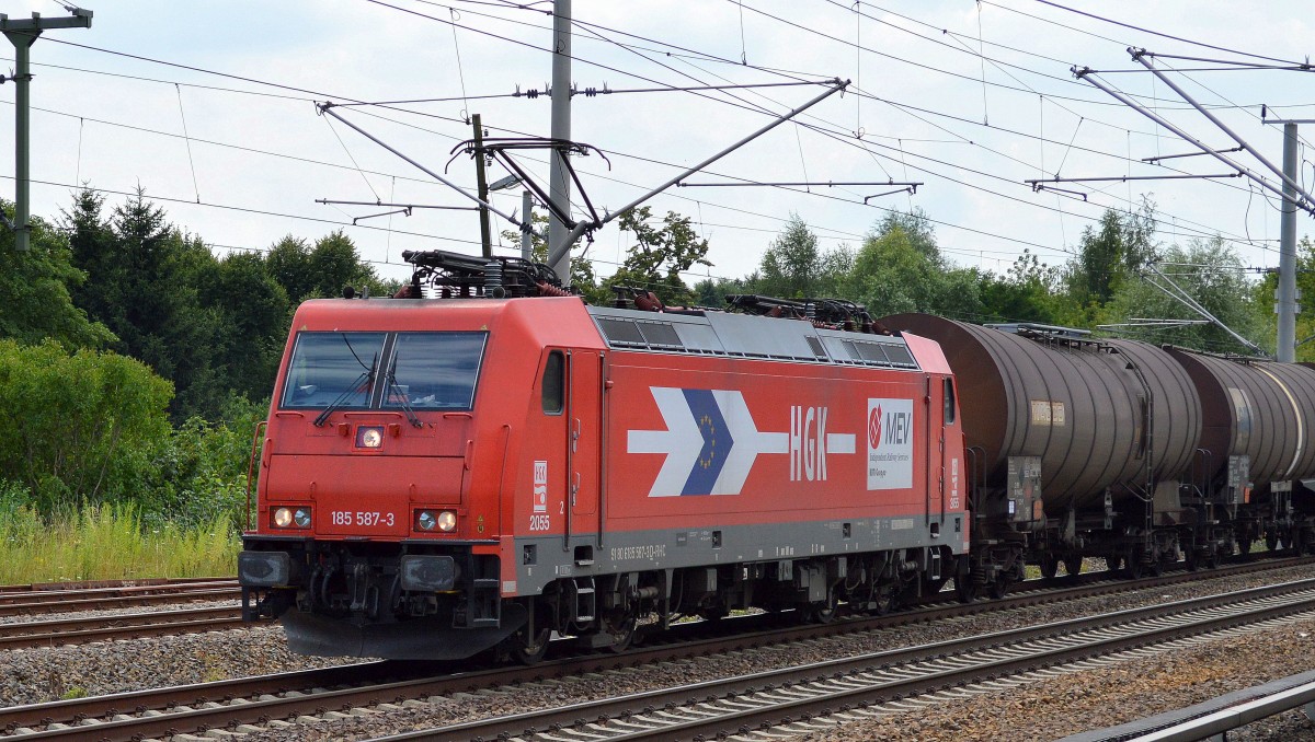 RHC 2055/185 587-3 mit Kesselwagenzug Richtung Schwedt am 16.07.14 Berlin-Blankenburg.