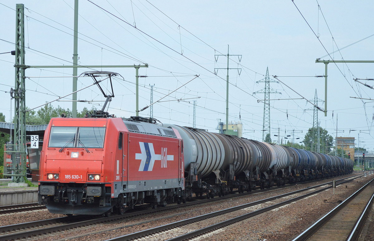RHC 2065/185 630-1 mit Kesselwagenzug am 11.07.16 Bf. Flughafen Berlin-Schönefeld.
