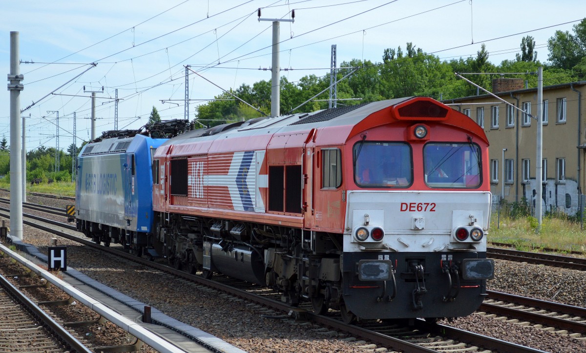 RHC DE672 (266 072-8) mit RHC 185 526-1 am Haken Richtung Berliner Innenstadt am 18.06.14 Berlin-Blankenburg.