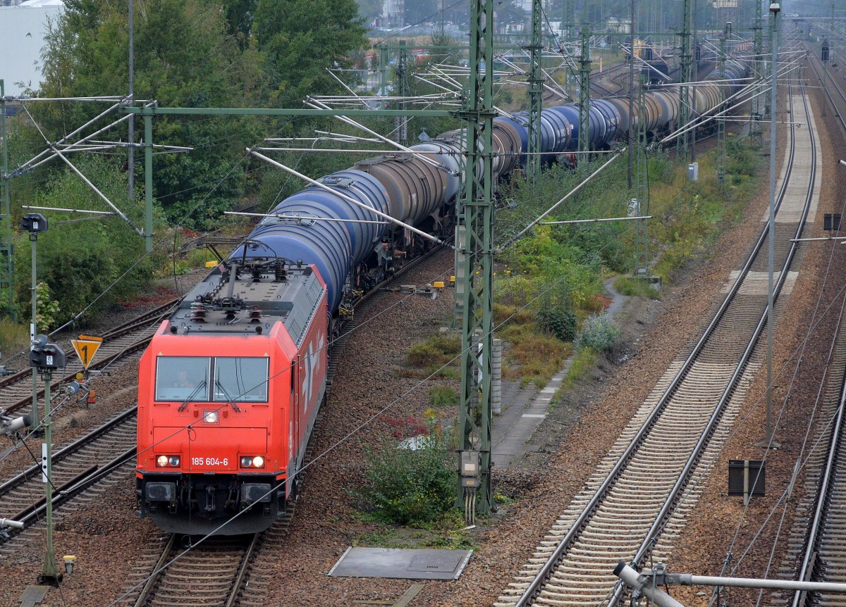 RHC Lok 2062/185 604-6 setzt seine Fahrt mit Kesselwagenzug nach Wartehalt am ehemaligen Gbf. Berlin-Moabit Richtung Schwedt fort, 26.09.14 Berlin-Putlitzbrücke.