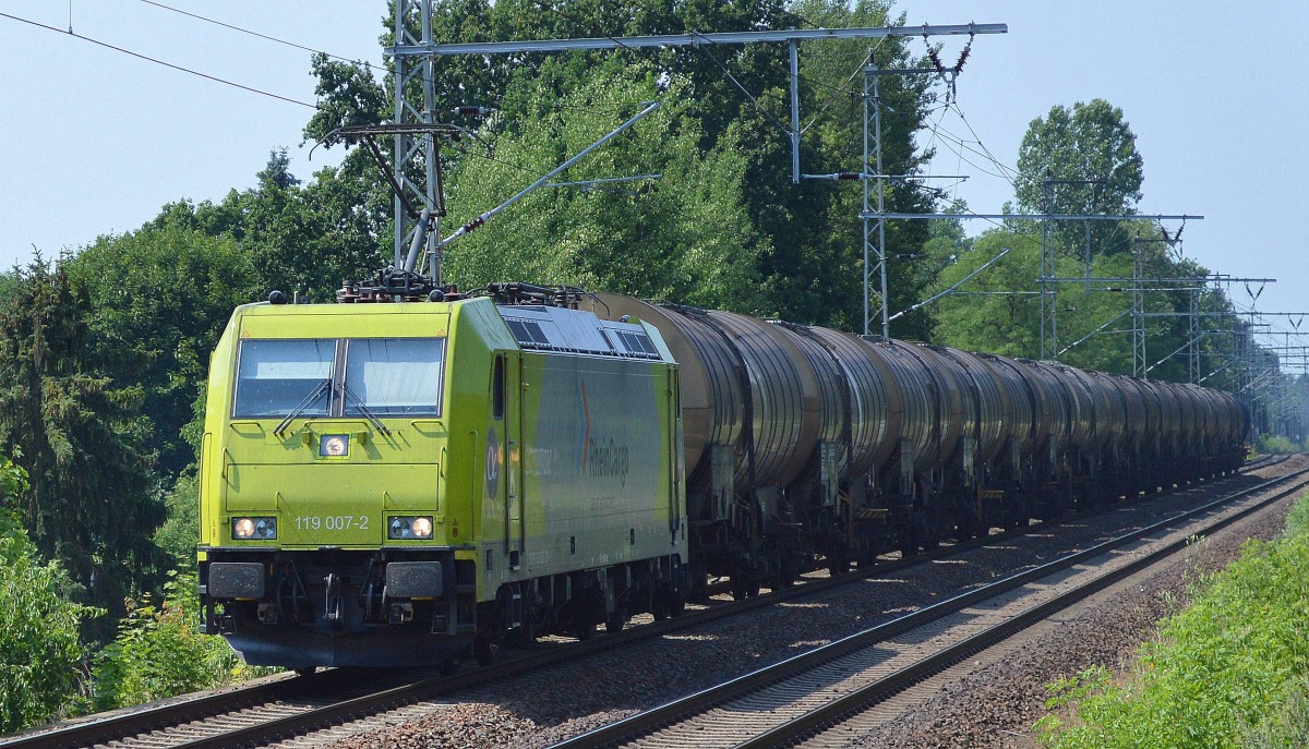 RHC mit 119 007-2 (185 626-9) und Kesselwagenzug (leer) Richtung Stendell (Schwedt) am 04.07.15 R�ntgental bei Berlin.
