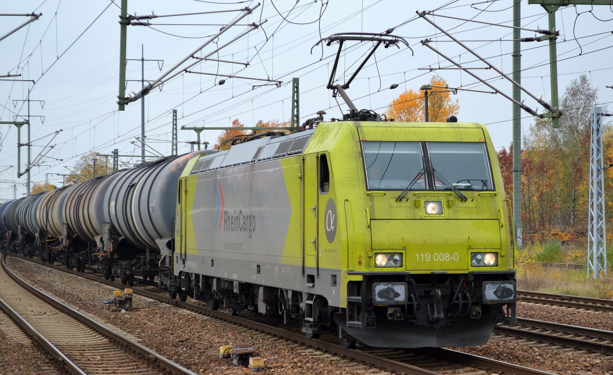 RHC mit 119 008-0 und Kesselwagenzug am 22.10.15 mit Kurzhalt im Bhf. Flughafen Berlin-Sch�nefeld.