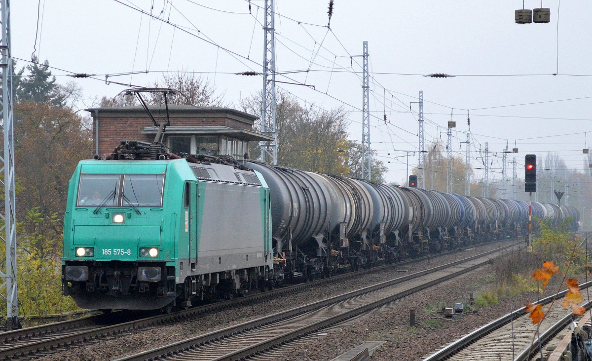 RHC mit 185 575-8 und Kesselwagenzug Richtung Schwedt am 12.11.14 Berlin-Karow. 
