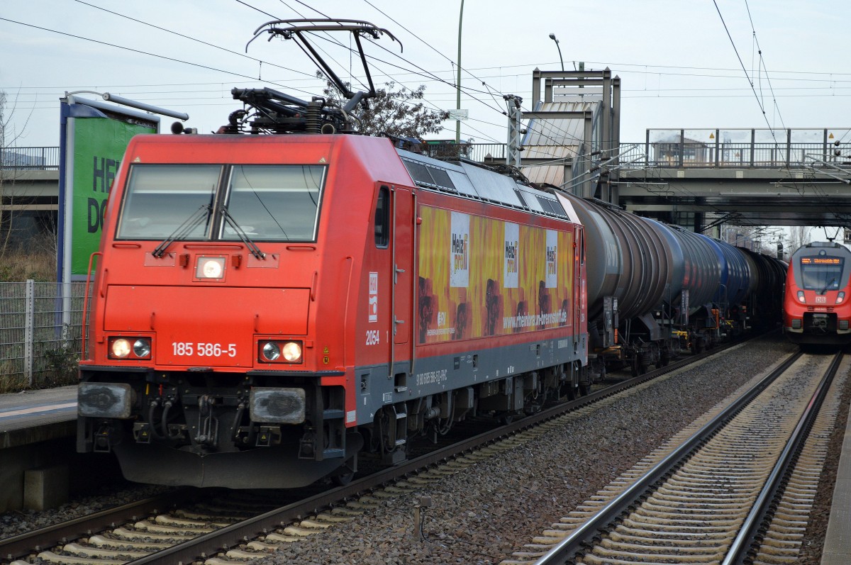 RHC mit 2054/185 586-5 mit Kesselwagenzug (Benzin) am 26.01.16 Durchfahrt Bhf. Berlin-Hohenschönhausen.