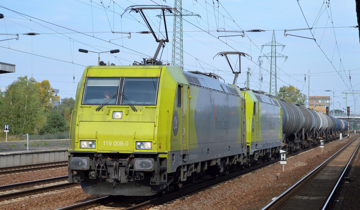 RHC mit einer Doppeltraktion ihrer niederl�ndischen ATC Loks 119 008-0 + 119 004-9 mit Kesselwagenzug am 04.10.15 Durchfahrt Bhf. Flughafen Berlin-Sch�nefeld.