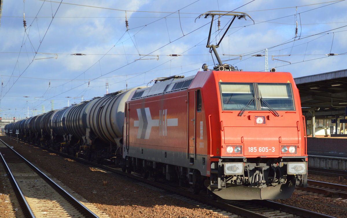 RHC mit ihrer 185 605-3 und Kesselwagenzug (Benzin) am 27.11.16 Durchfahrt Bf. Flughafen Berlin-Schönefeld.