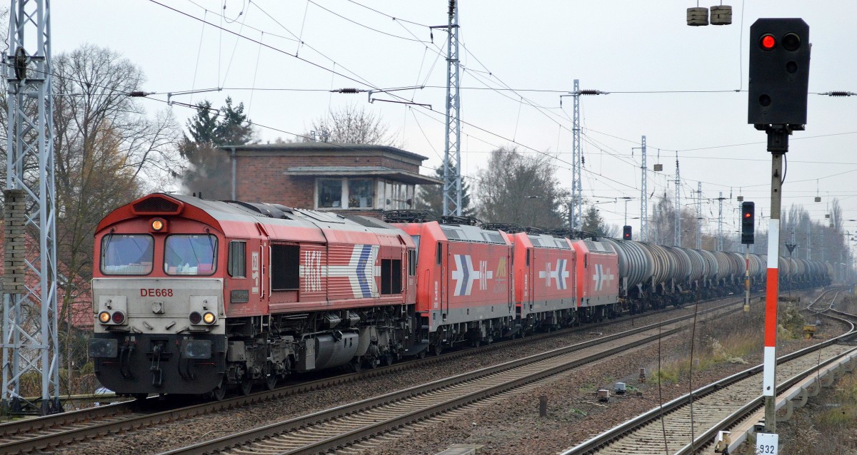 RHC/HGK unterwegs mit gleich vier Loks aus ihrem Fuhrpark, DE668 (266 068-6) hat 2061/185 603-8 + 2063/185 605-3 + 2001/145-CL 011 und Leerzug Kesselwagen Richtung Schwedt, da warten wohl reichlich Rückaufträge auf sie, 02.12.14 Berlin-Karow. 