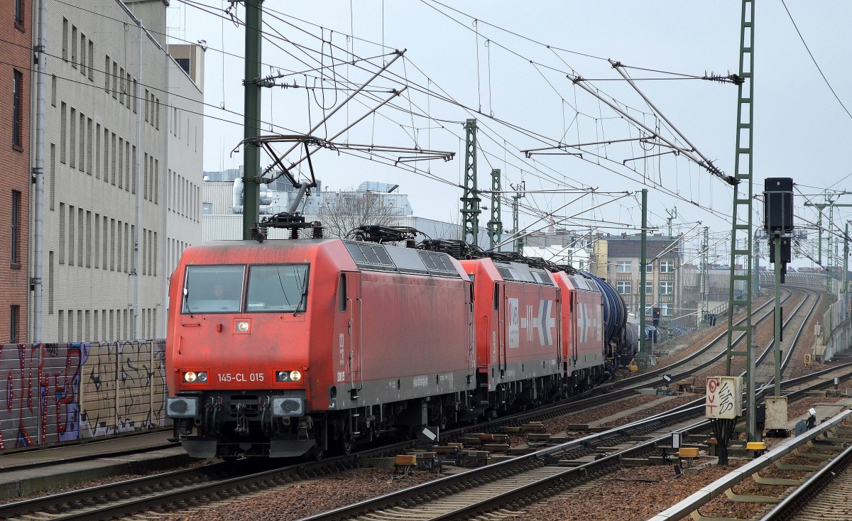 RheinCargo 2005/145-CL 015 (145 093-1) hat 2057/185 589-9 + 2056/185 588-1 und Kesselwagenzug am Haken, 09.03.15 Berlin-Wedding.
