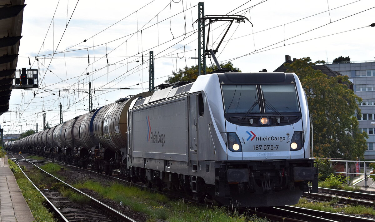 RheinCargo GmbH & Co. KG, Neuss [D] mit ihrer  187 075-7  [NVR-Nummer: 91 80 6187 075-7 D-RHC] und einem Kesselwagenzug (für einen umweltgefährdenden flüssigen Stoff) am 08.09.25 Höhe Bahnhof Magdeburg-Neustadt.